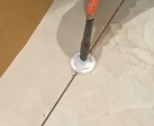 安庆瓷砖空鼓维修公司专业解答瓷砖在铺贴过程中，如果没有涂抹均匀到位的粘结材料（如水泥砂浆或瓷砖胶），可能会导致以下问题